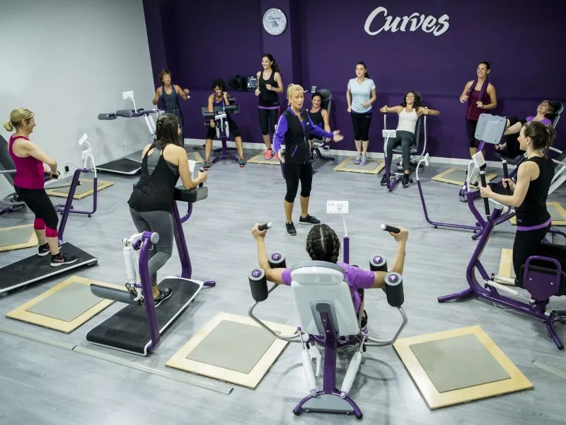 Interior de gimnasio Curves