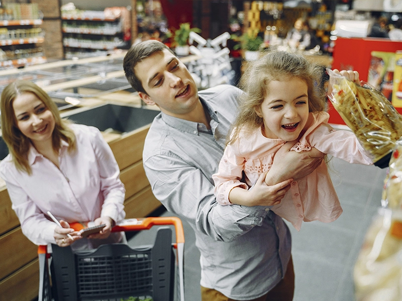 Familia comprando en un supermercado