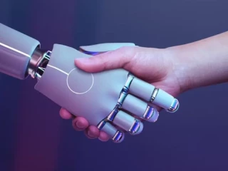 Robot y persona estrechando la mano