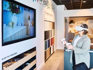 Señora usando la realidad virtual de la franquicia Mobalpa