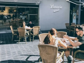 Terraza de Panaria con gente desayunando
