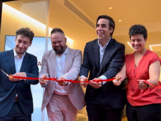 Miembros de Aquí tu Reforma inaugurando una franquicia nueva